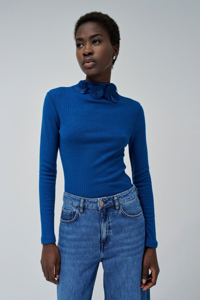 PULLOVER MIT BLUMENDETAIL AM KRAGEN