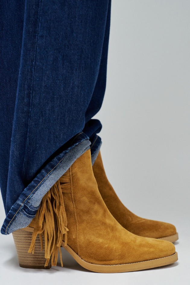 BOTAS EM SUEDE COM FRANJAS