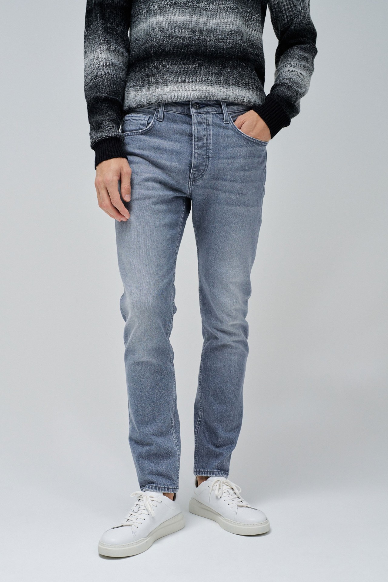 SLIM JEANS WITH DARK WASH