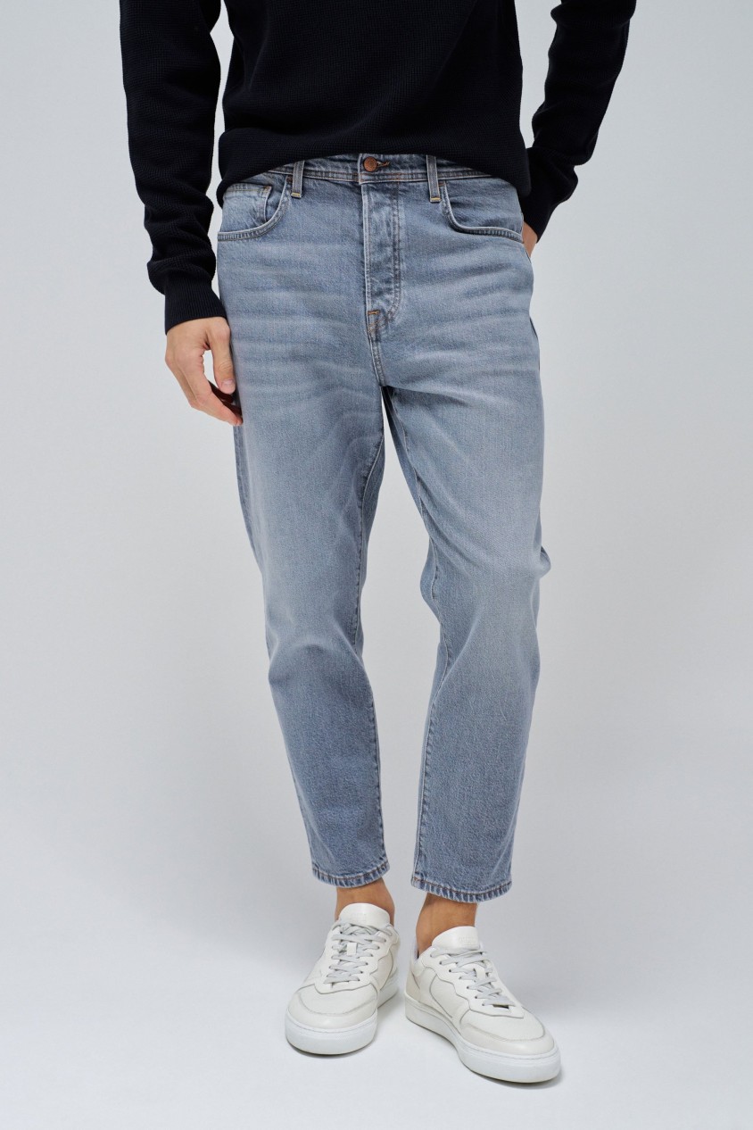 TAPERED FIT JEANS