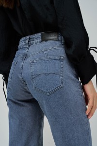TRUE STRAIGHT JEANS