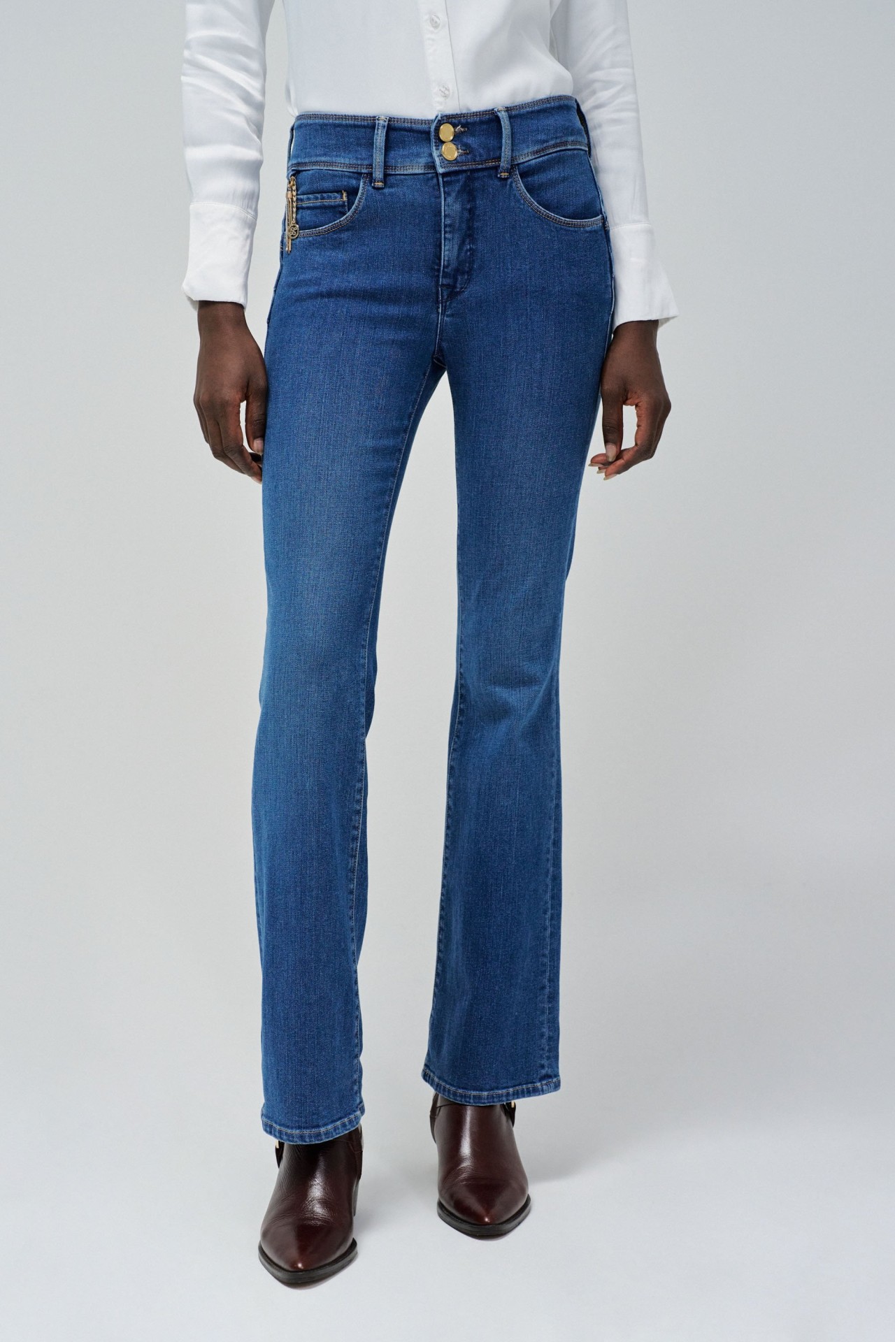 SECRET PUSH IN BOOTCUT JEANS