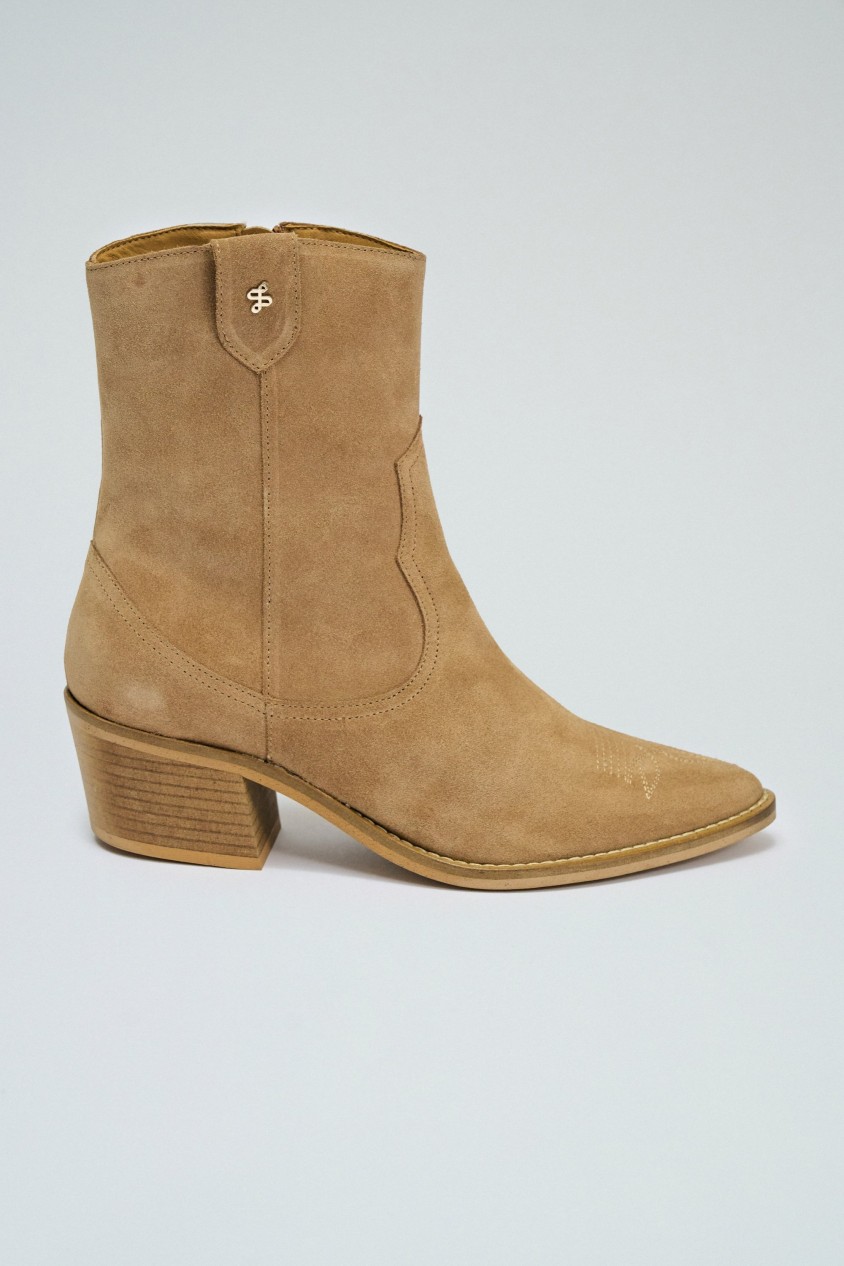 BOTAS EM PELE ESTILO COWBOY