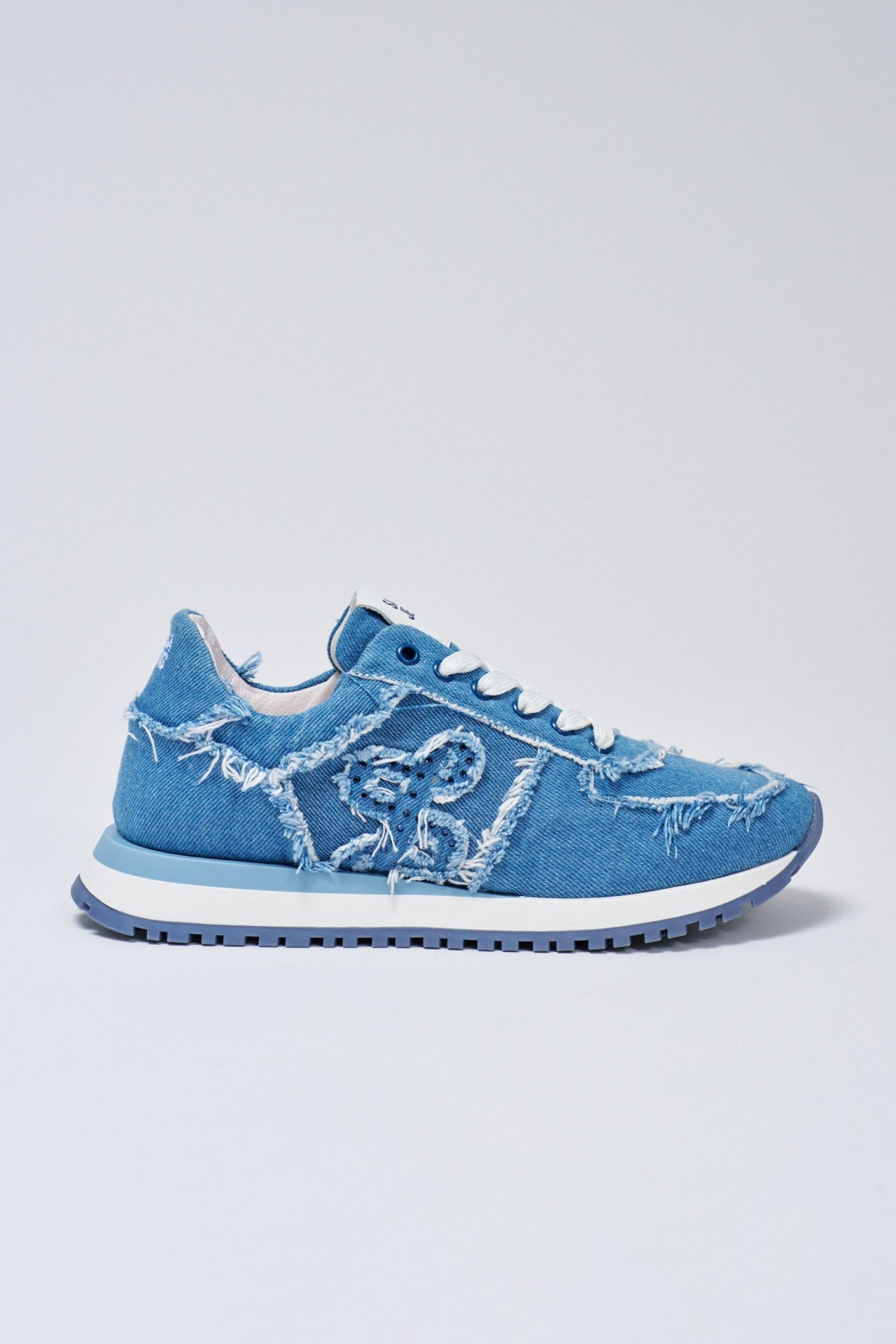 TURNSCHUHE IN DENIM