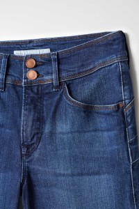SECRET PUSH IN SLIM WITH RINSED EFFECT JEANS
