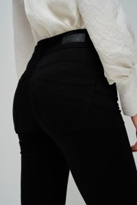 SECRET PUSH IN SLIM TRUE BLACK JEANS