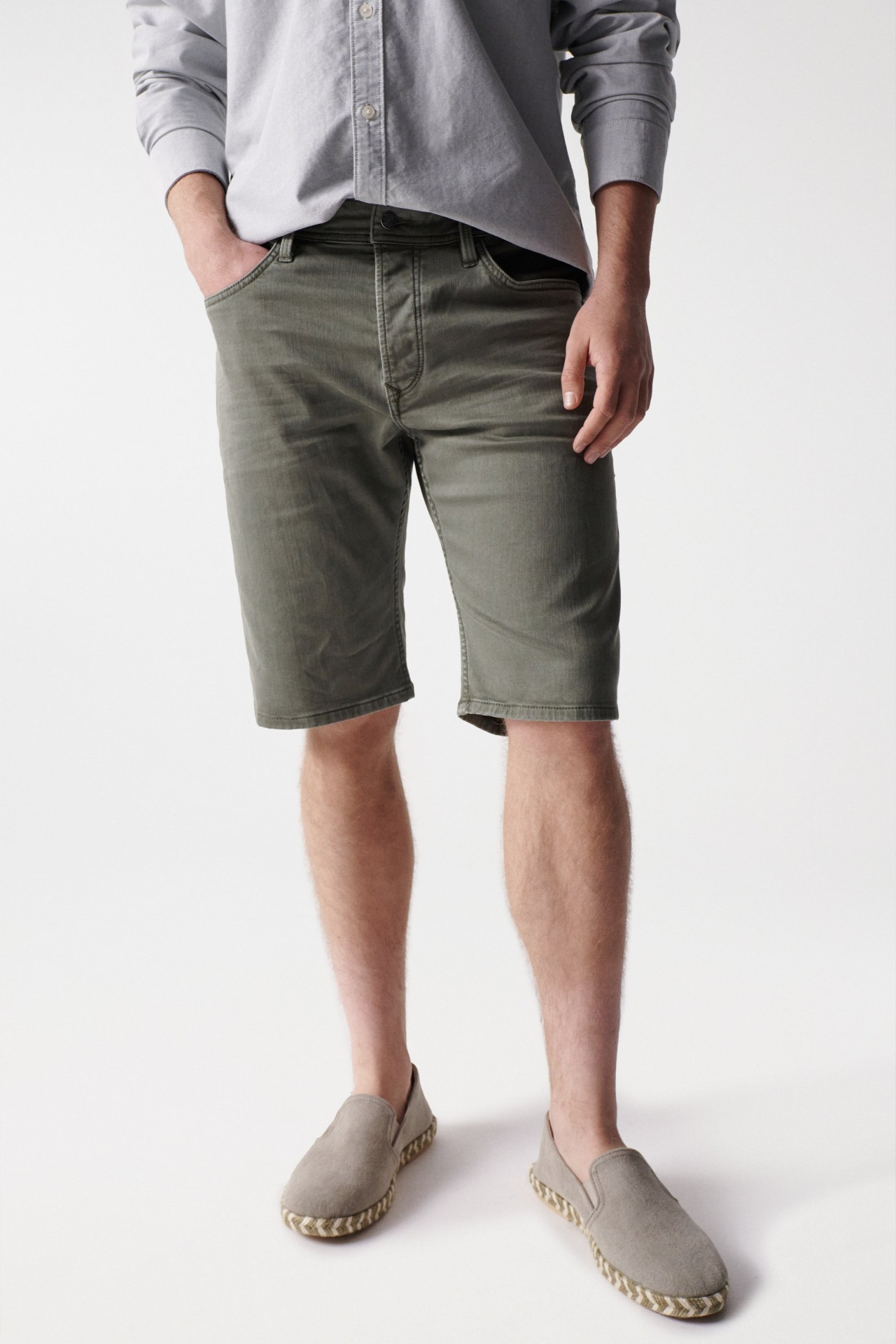 PANTAL?N CORTO VAQUERO REGULAR VERDE S-ACTIV