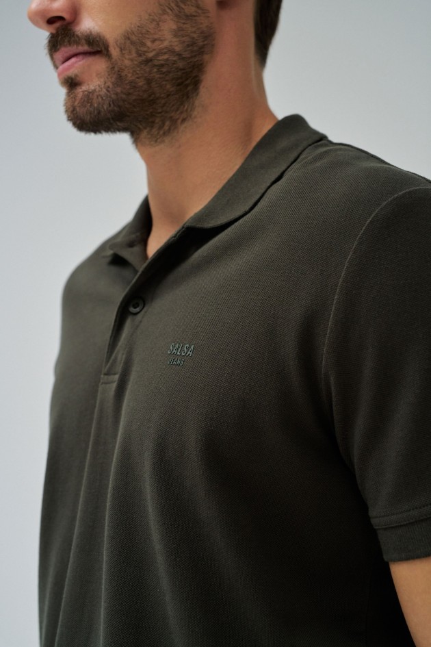 POLO CON DETALLE DE BRANDING