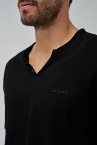 T-SHIRT MIT MARKENAUFDRUCK