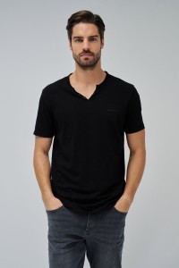 T-SHIRT MIT MARKENAUFDRUCK