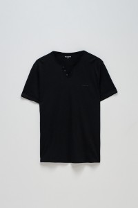 T-SHIRT MIT MARKENAUFDRUCK