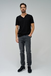 T-SHIRT MIT MARKENAUFDRUCK