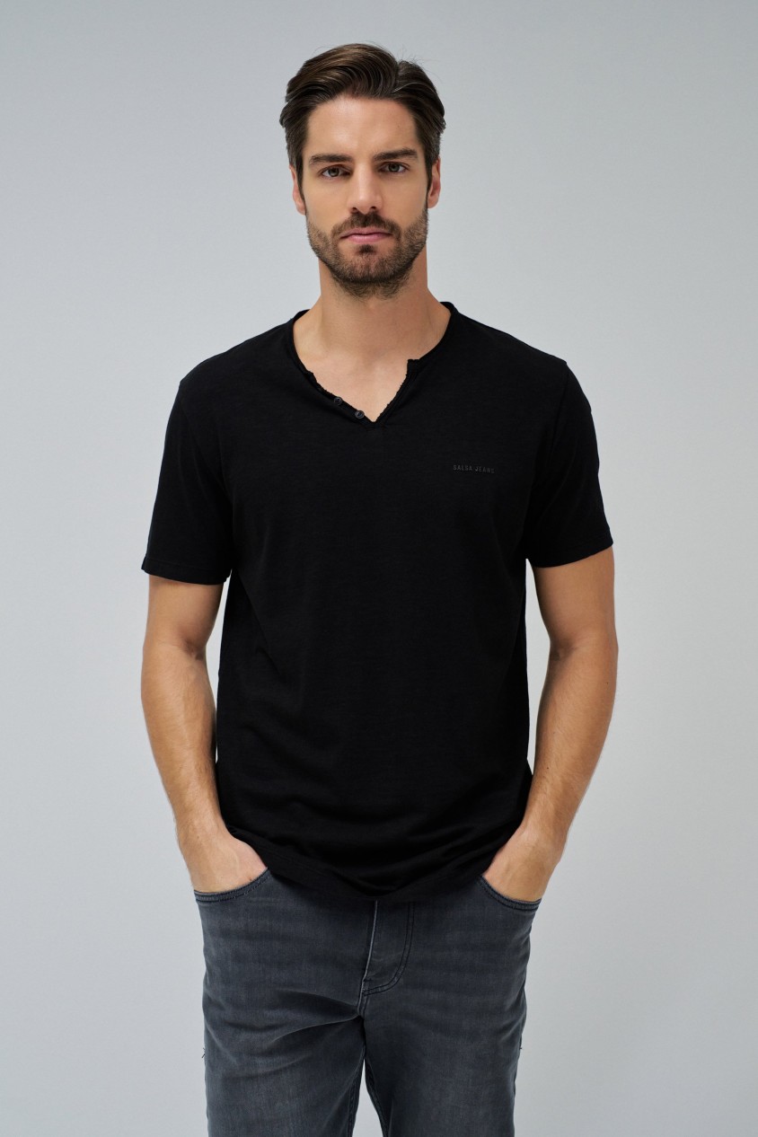 T-SHIRT MIT MARKENAUFDRUCK