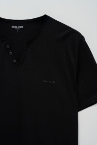 T-SHIRT MIT MARKENAUFDRUCK
