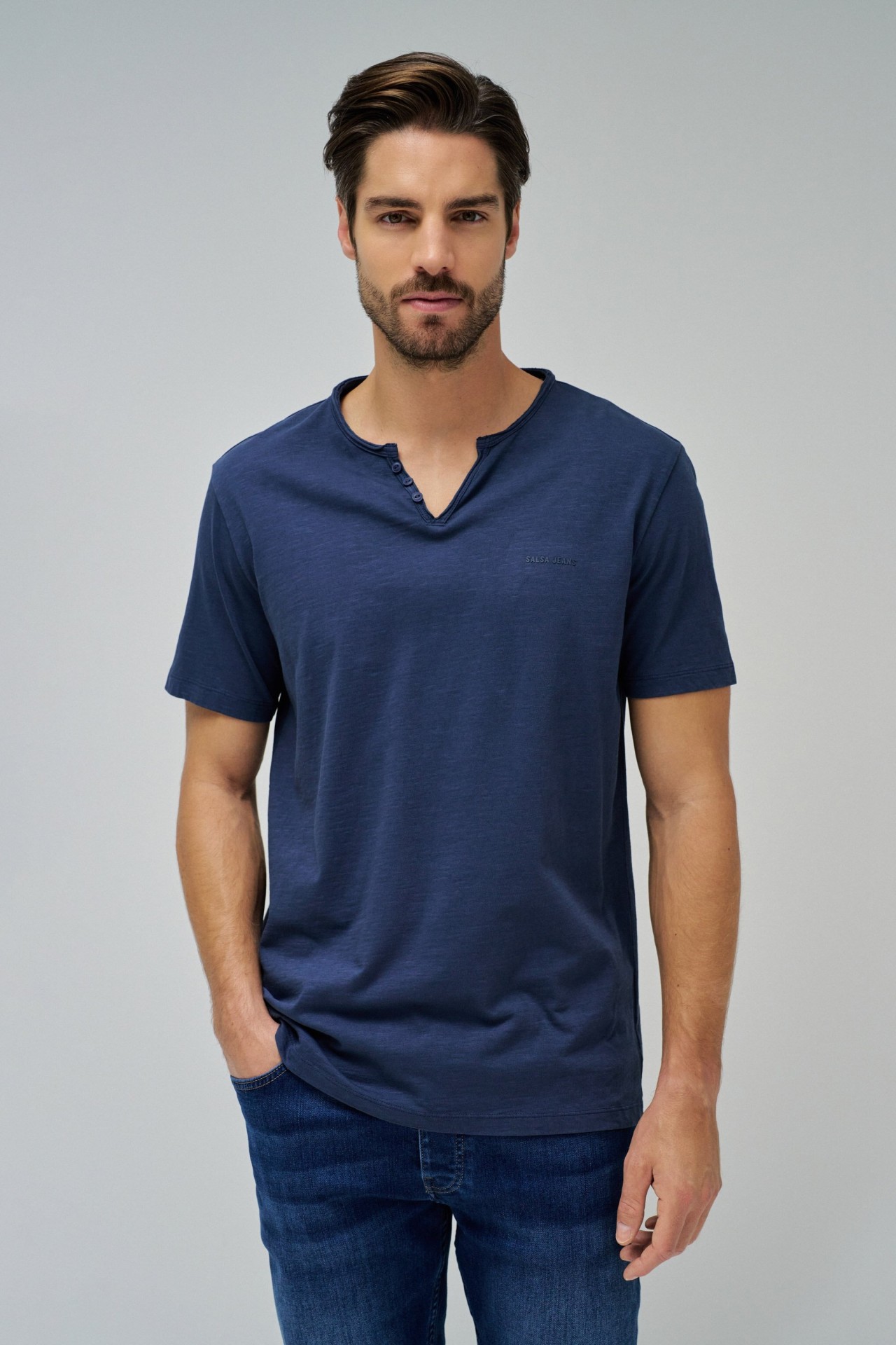 CAMISETA CON BRANDING