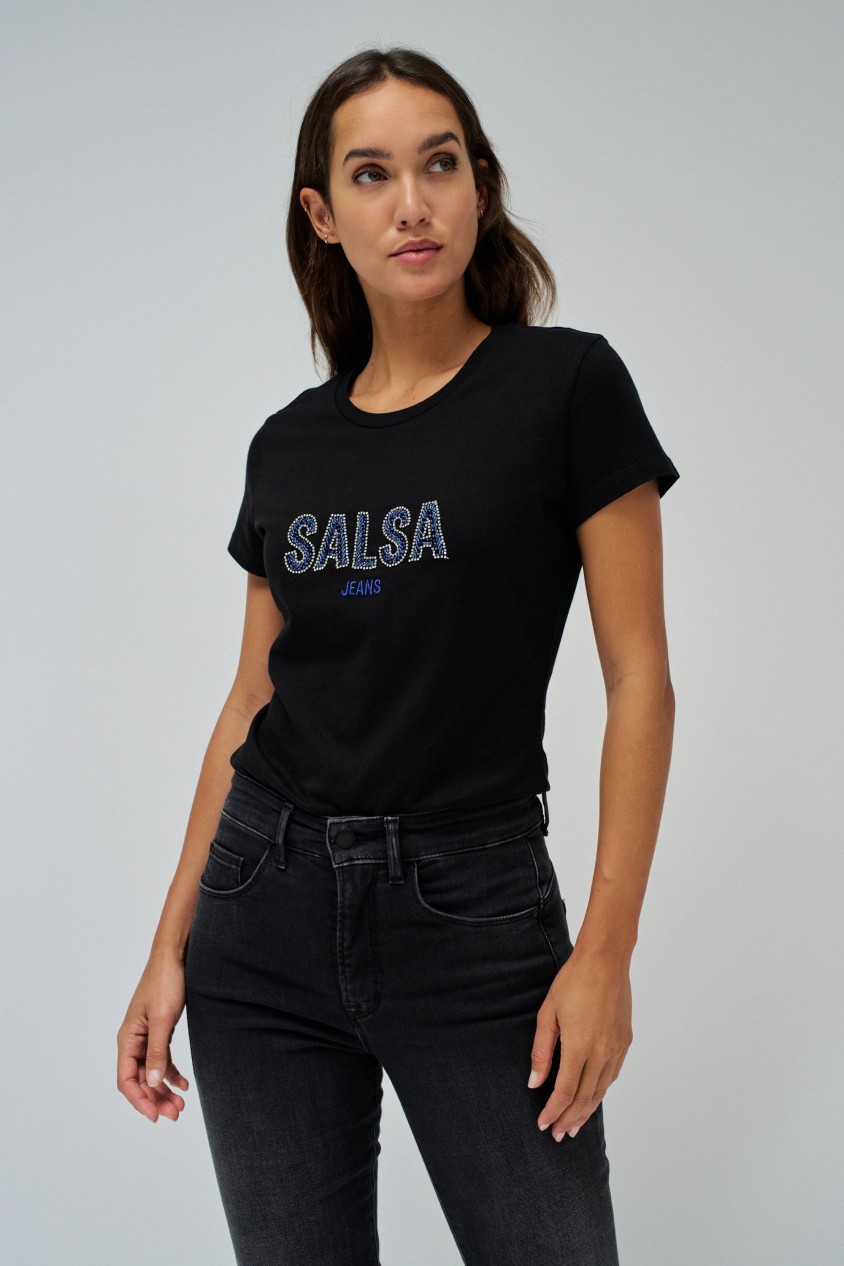 CAMISETA CON BRANDING Y ABALORIOS
