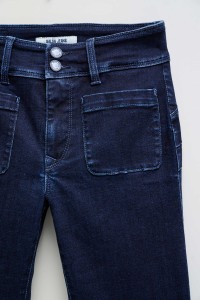 SECRET PUSH IN BOOTCUT JEANS