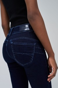 SECRET PUSH IN BOOTCUT JEANS