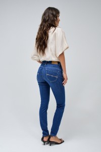 SECRET PUSH IN SKINNY JEANS