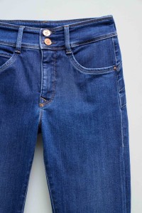 SECRET PUSH IN SKINNY JEANS
