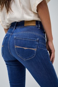 SECRET PUSH IN SKINNY JEANS