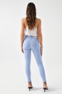 SECRET PUSH IN SKINNY JEANS