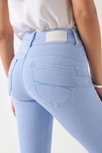 SECRET PUSH IN SKINNY JEANS