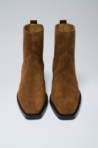BOTAS EM PELE ESTILO COWBOY