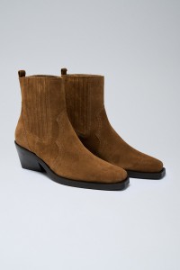 BOTAS EM PELE ESTILO COWBOY
