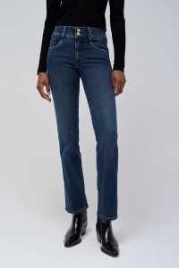 SECRET PUSH IN STRAIGHT JEANS