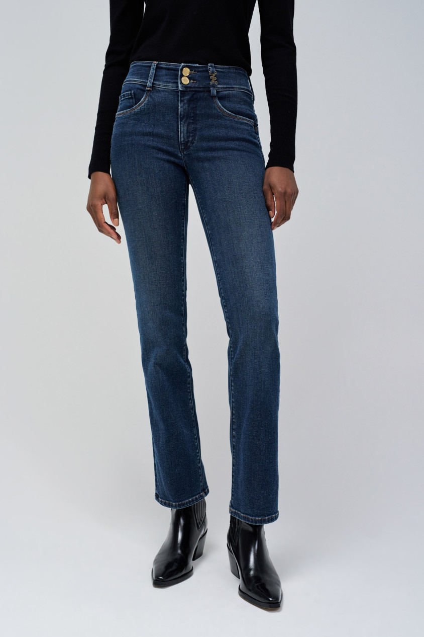 SECRET PUSH IN STRAIGHT JEANS