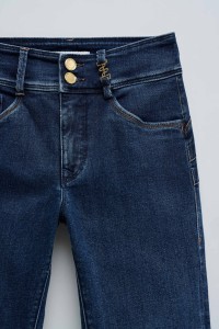 SECRET PUSH IN STRAIGHT JEANS