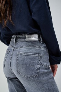 FAITH PUSH IN STRAIGHT JEANS