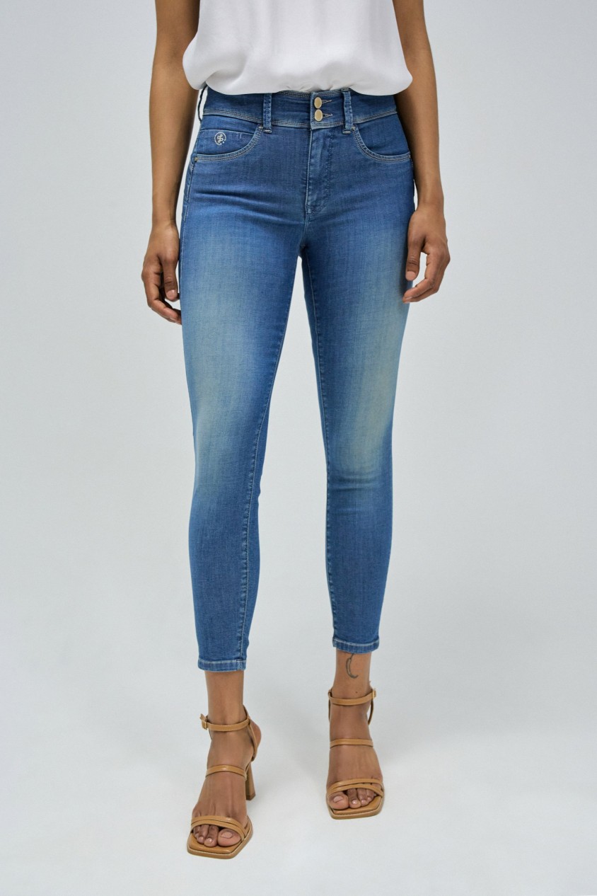 SECRET PUSH IN CROPPED WITH DETAIL ON THE POCKET JEANS