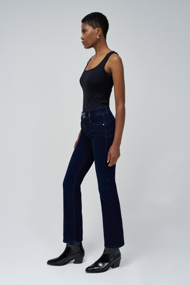 SECRET PUSH IN STRAIGHT JEANS
