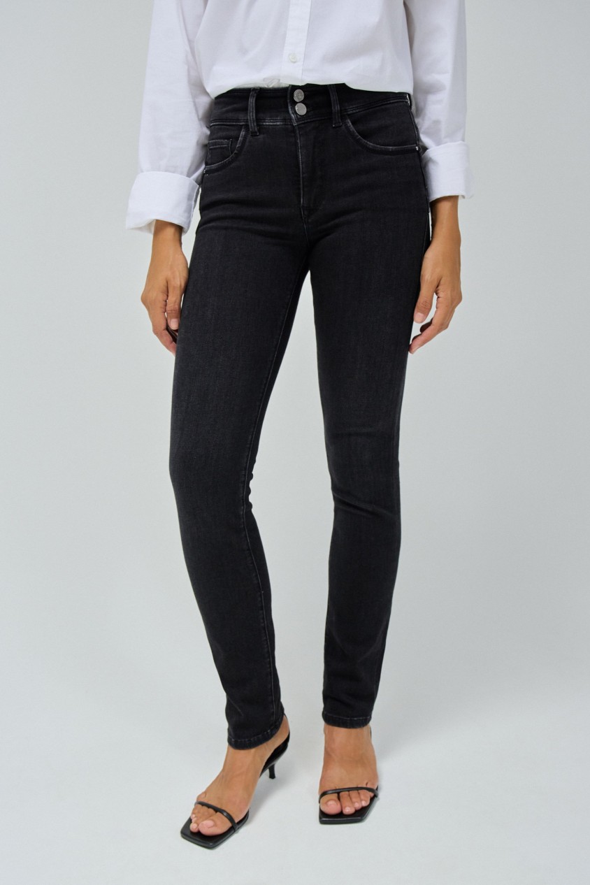 SECRET PUSH IN SLIM JEANS