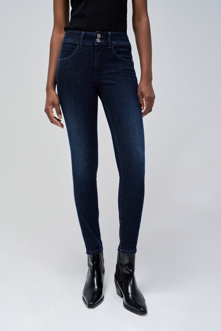 SECRET PUSH IN SKINNY JEANS
