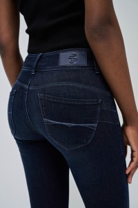 SECRET PUSH IN SKINNY JEANS
