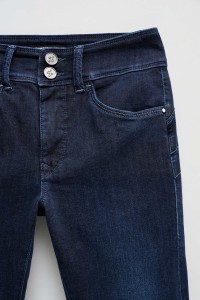 SECRET PUSH IN SKINNY JEANS