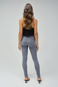 SECRET PUSH IN SKINNY JEANS
