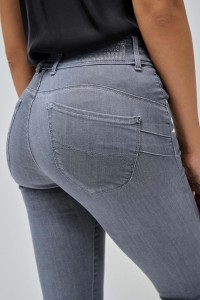 SECRET PUSH IN SKINNY JEANS