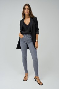 SECRET PUSH IN SKINNY JEANS