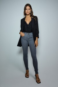 SECRET PUSH IN SKINNY JEANS