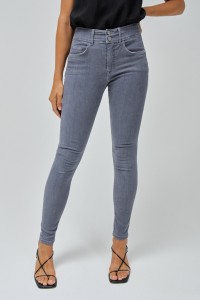 SECRET PUSH IN SKINNY JEANS