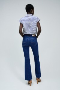 SECRET PUSH IN BOOTCUT WITH GOLDEN DETAILS JEANS