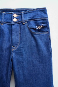 SECRET PUSH IN BOOTCUT WITH GOLDEN DETAILS JEANS