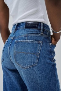 TRUE STRAIGHT WITH APPLICATIONS JEANS