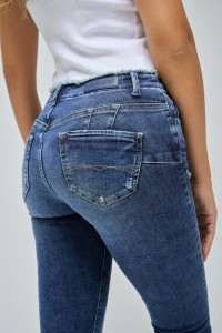 WONDER PUSH UP WITH FRAYED EFFECT JEANS