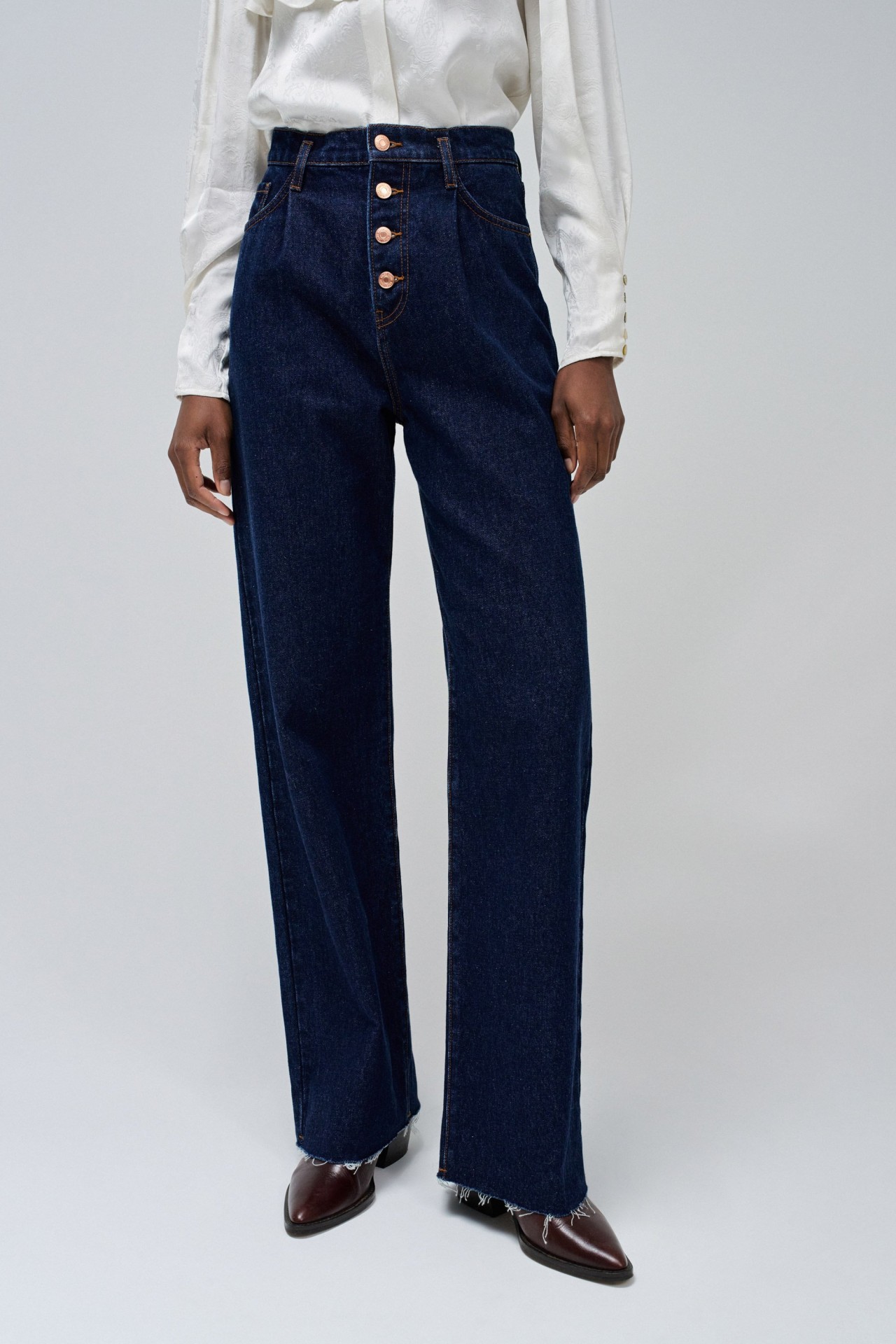 TRUE WITH WIDE LEG AND UNDONE HEM JEANS