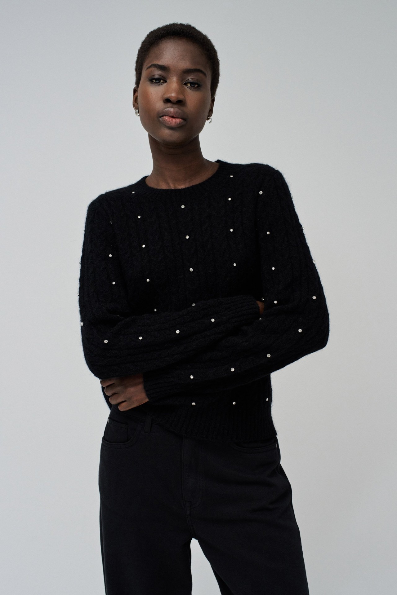 SWEATER WITH SPARKLING APPLICATIONS